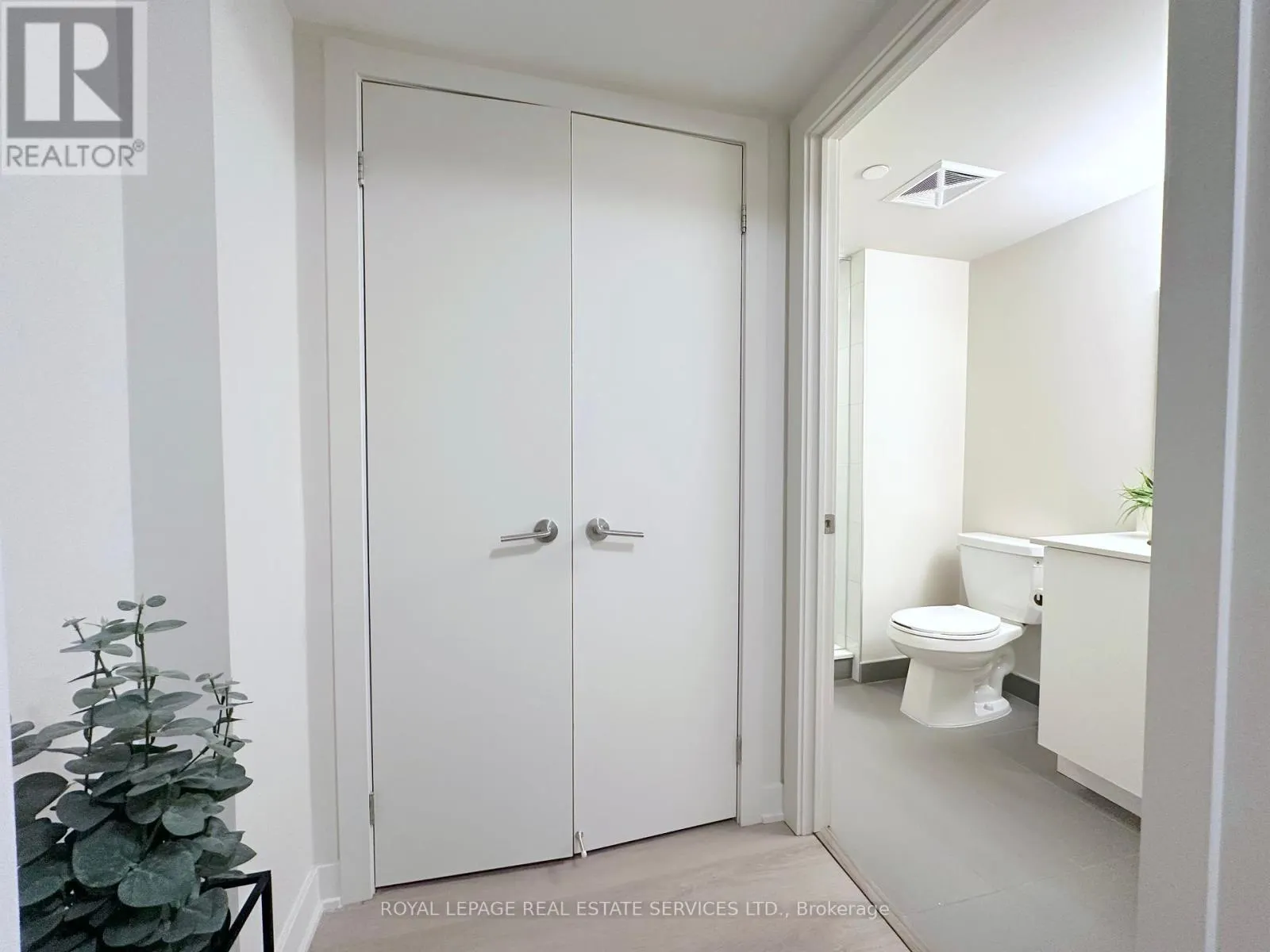 422 - 3385 DUNDAS STREET W