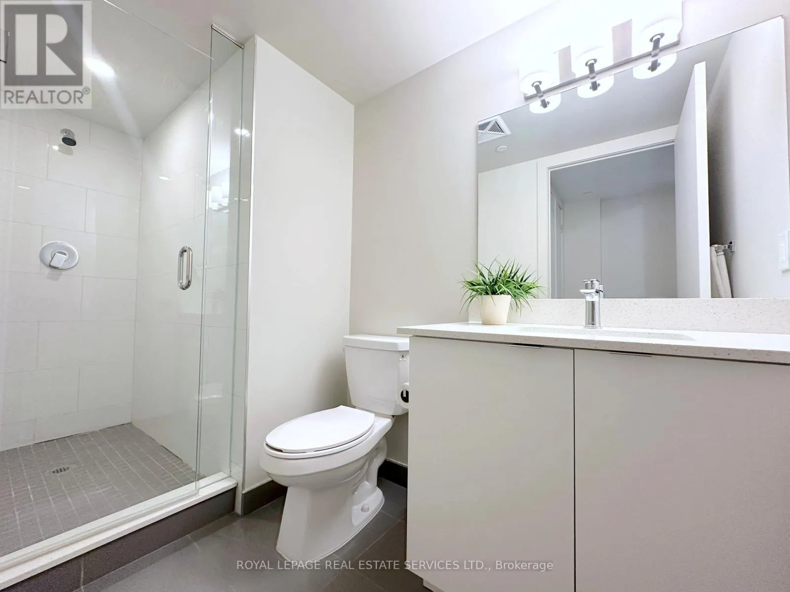 422 - 3385 DUNDAS STREET W