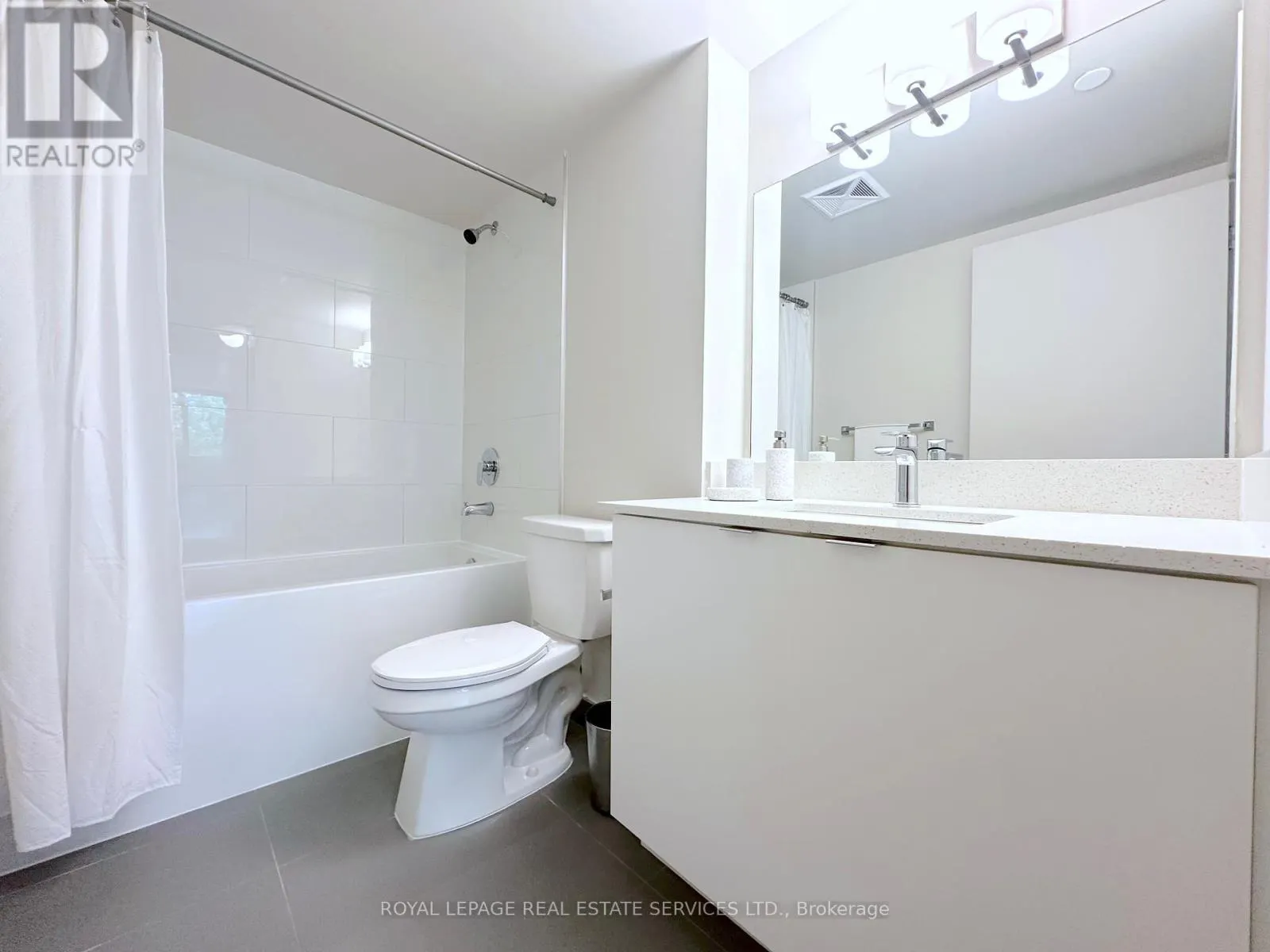 422 - 3385 DUNDAS STREET W
