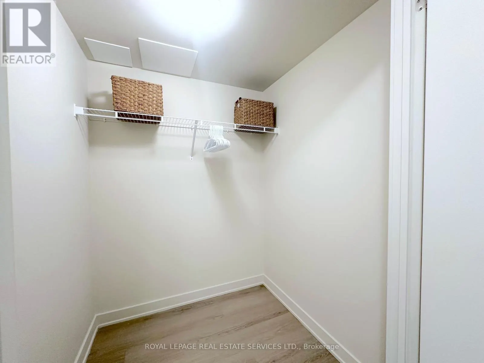 422 - 3385 DUNDAS STREET W