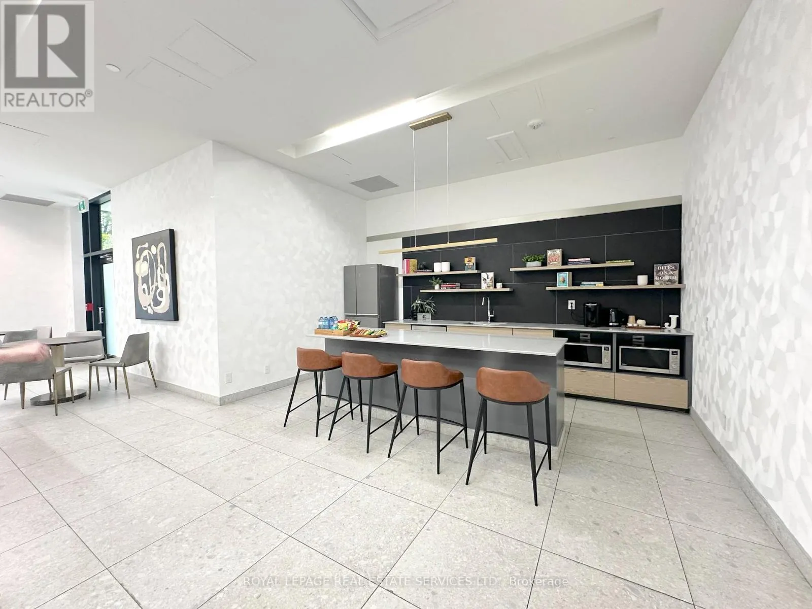 422 - 3385 DUNDAS STREET W