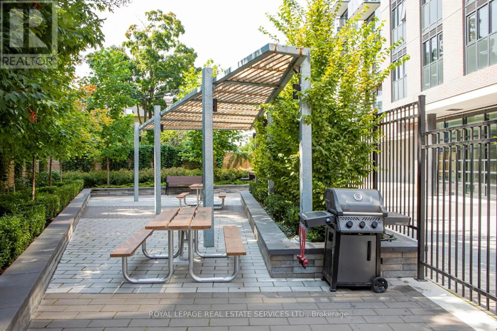 422 - 3385 DUNDAS STREET W