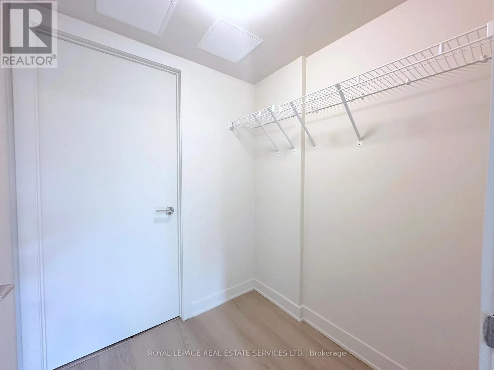 422 - 3385 DUNDAS STREET W