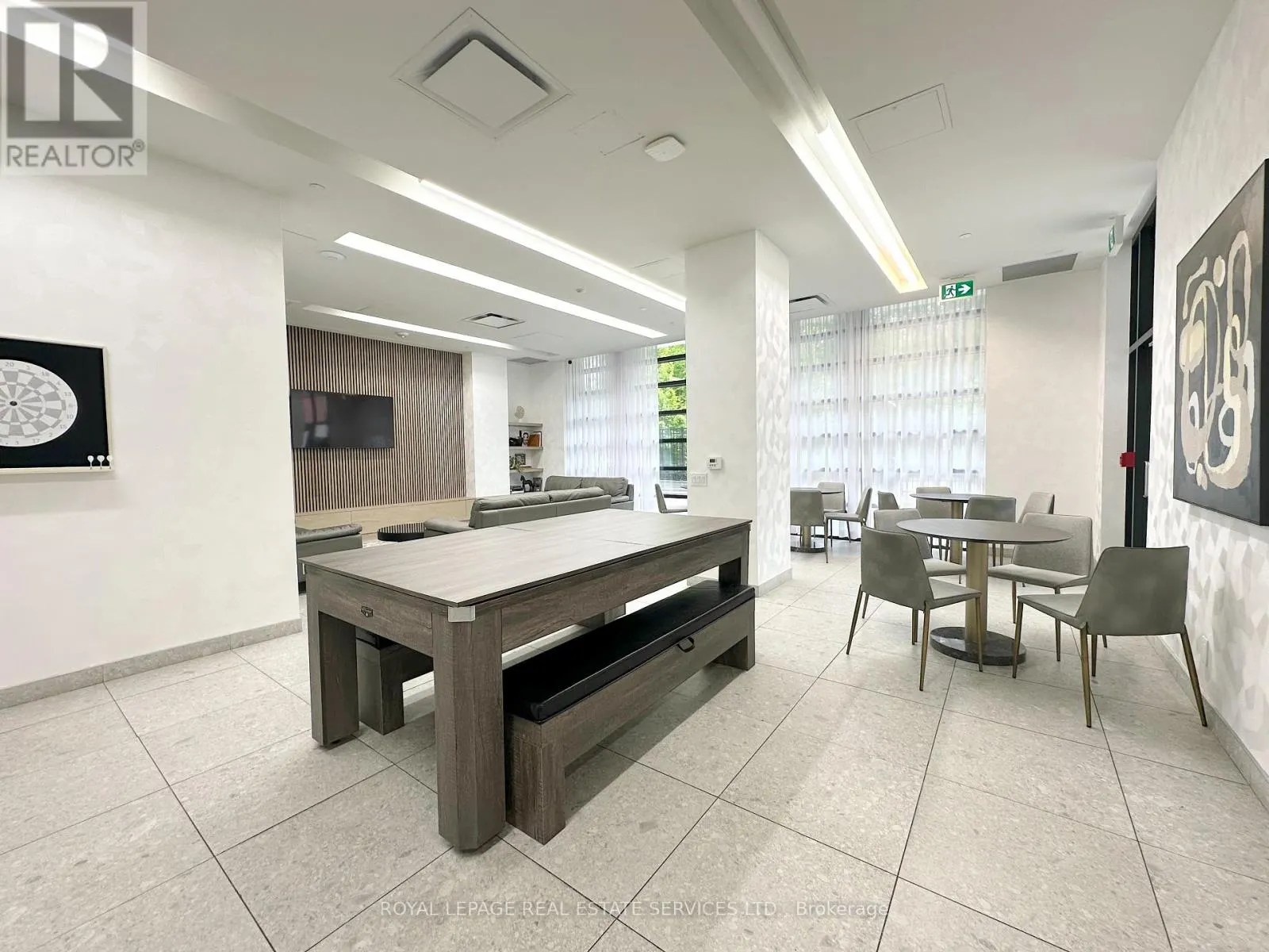 422 - 3385 DUNDAS STREET W