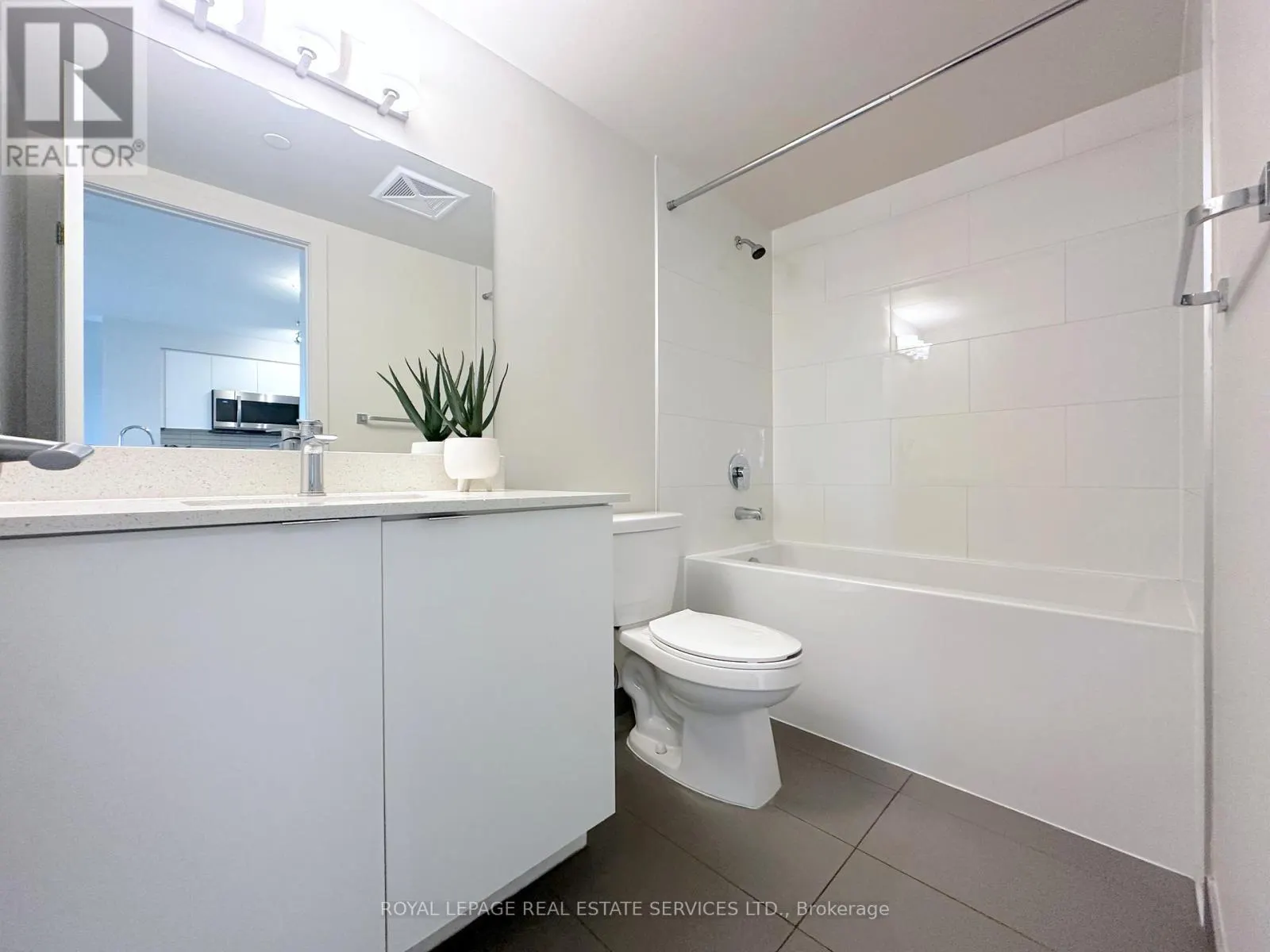 620 - 3385 DUNDAS STREET W
