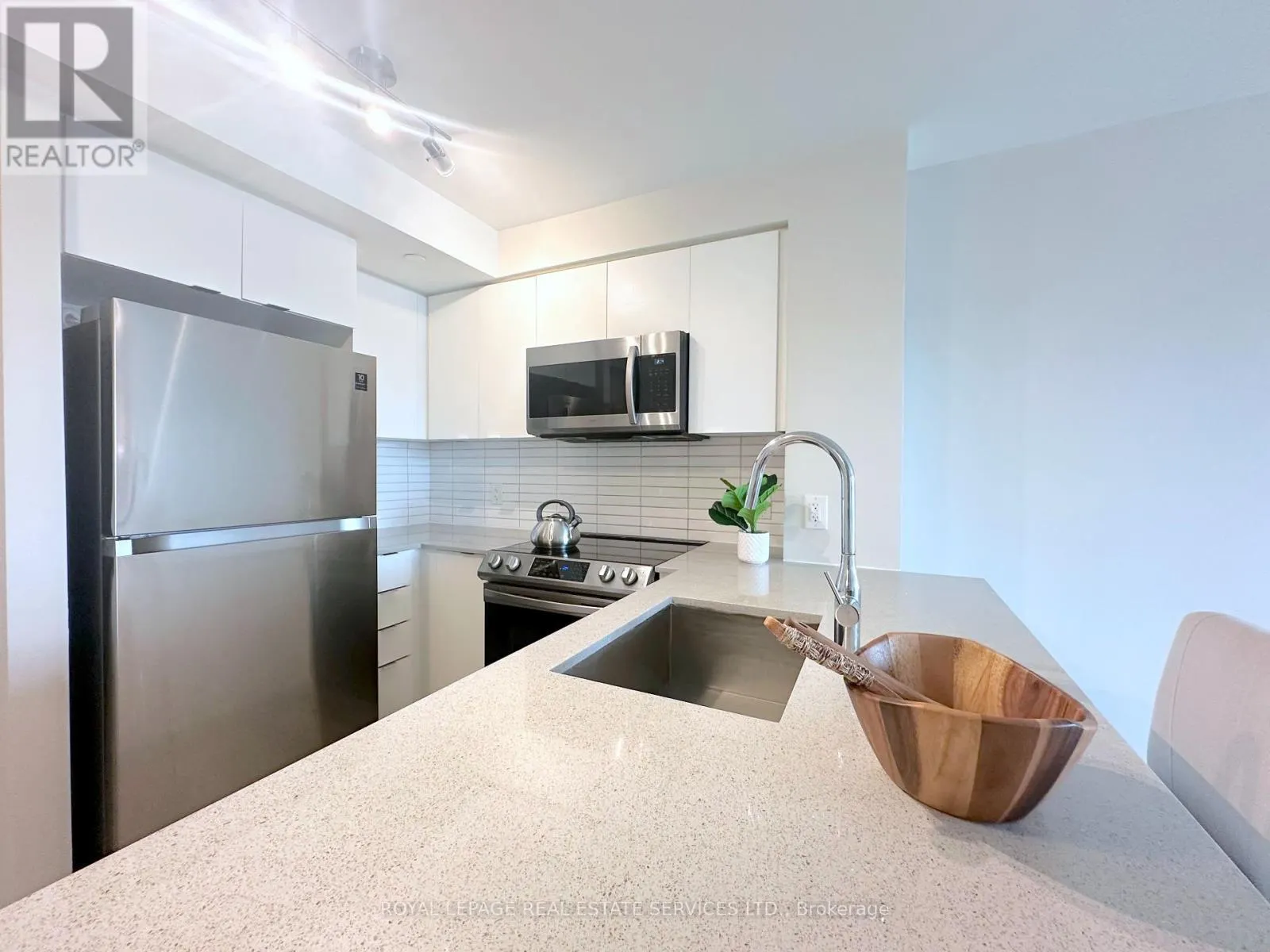 620 - 3385 DUNDAS STREET W