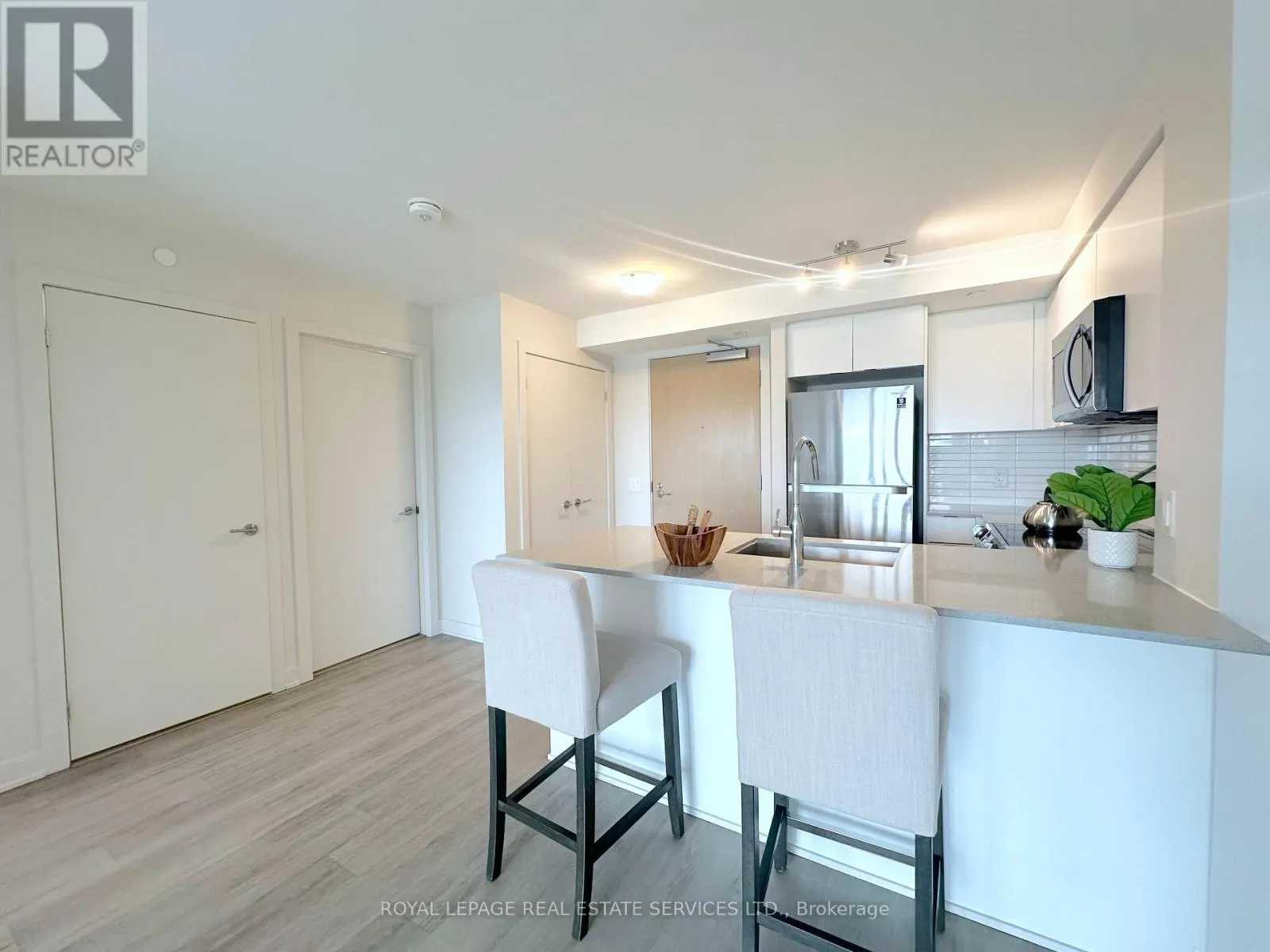 620 - 3385 DUNDAS STREET W