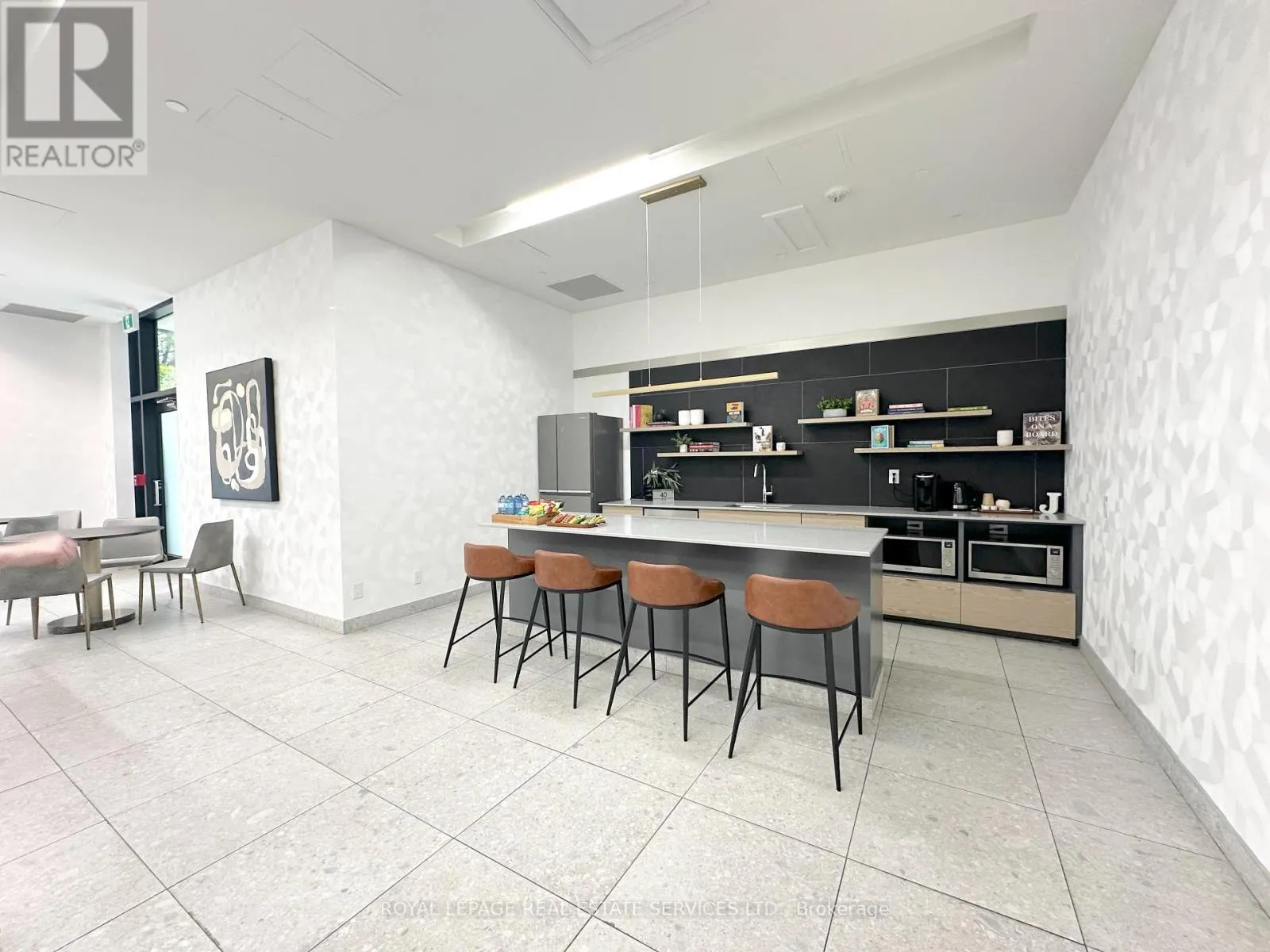 620 - 3385 DUNDAS STREET W