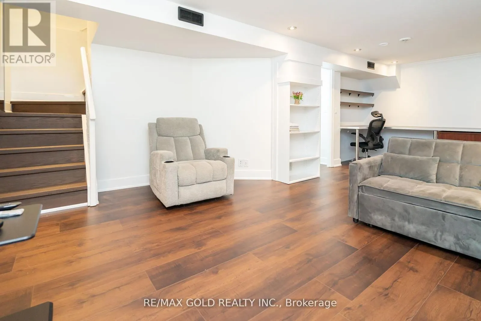 11 JASMINE SQUARE