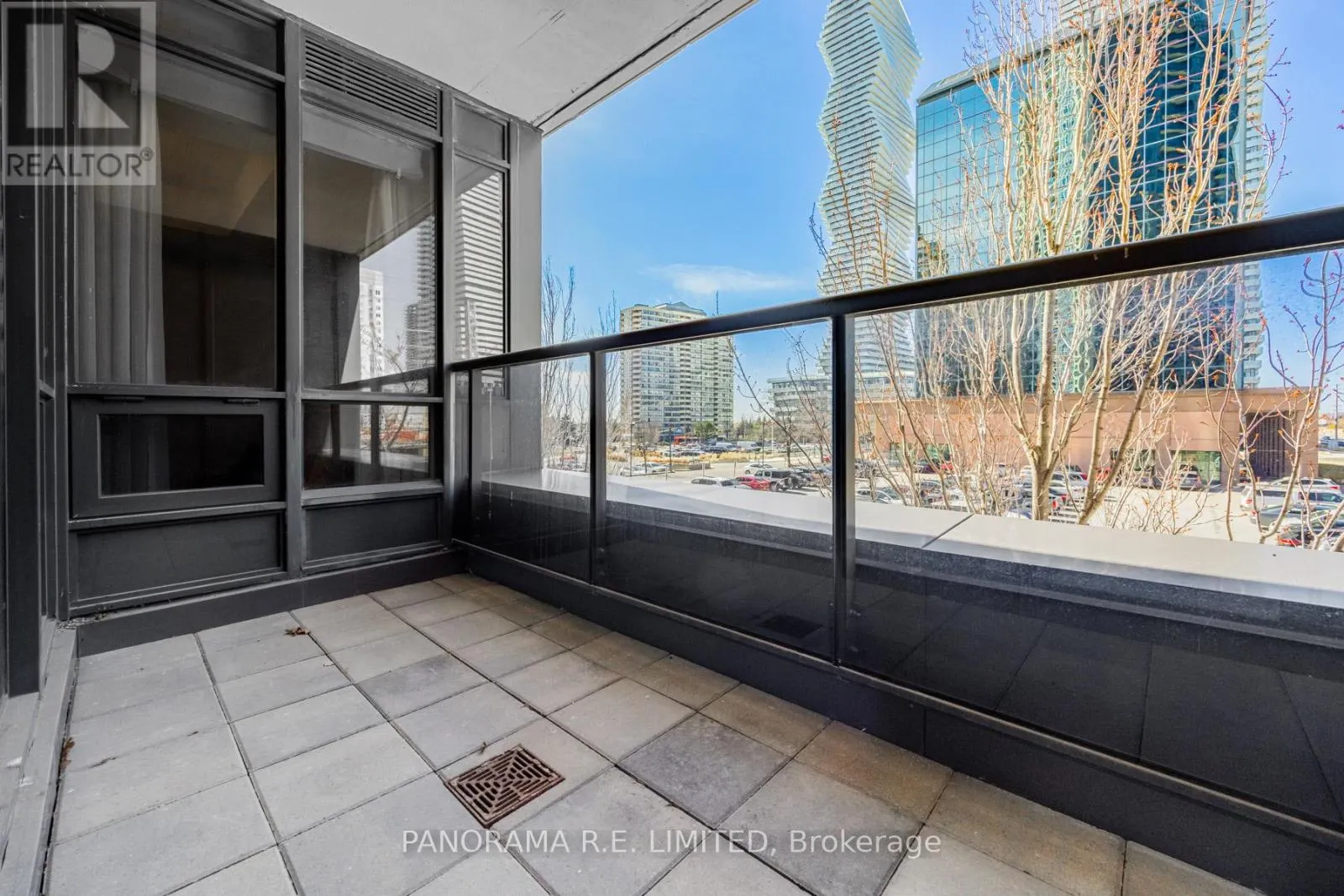 203 - 330 BURNHAMTHORPE ROAD W