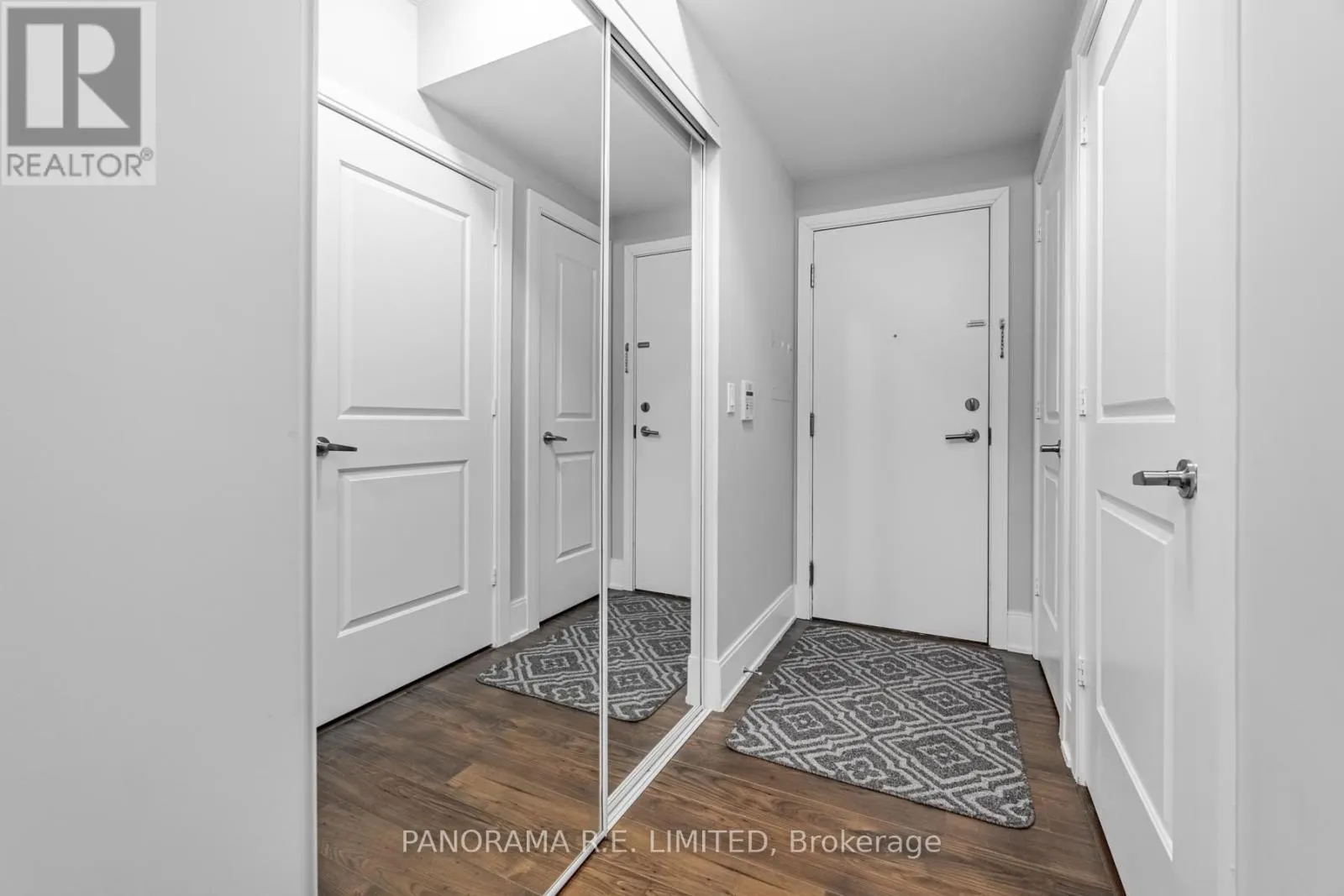 203 - 330 BURNHAMTHORPE ROAD W