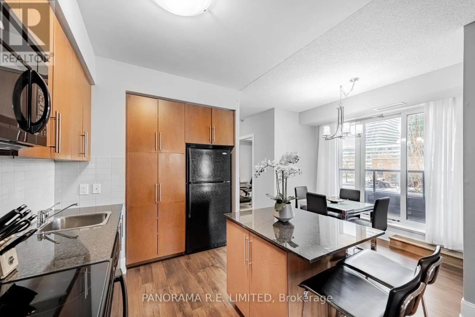 203 - 330 BURNHAMTHORPE ROAD W