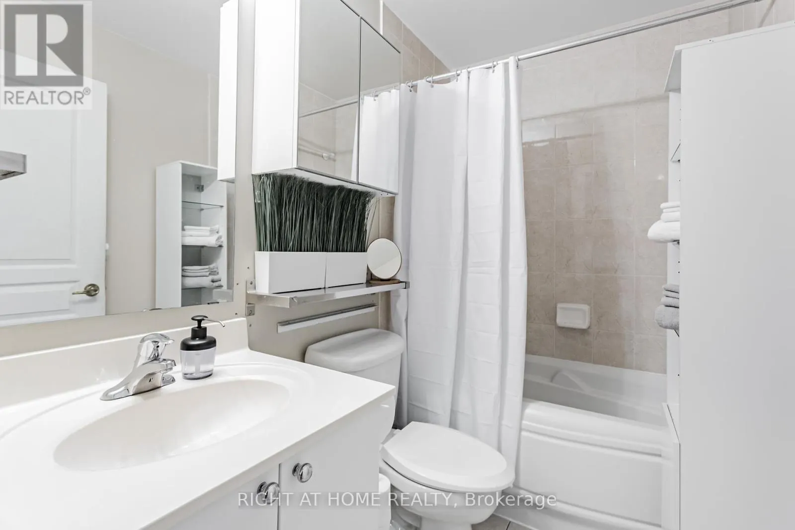 405 - 70 PORT STREET E