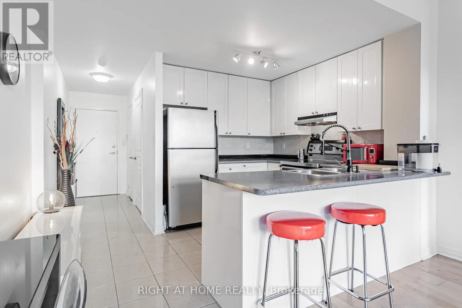 405 - 70 PORT STREET E