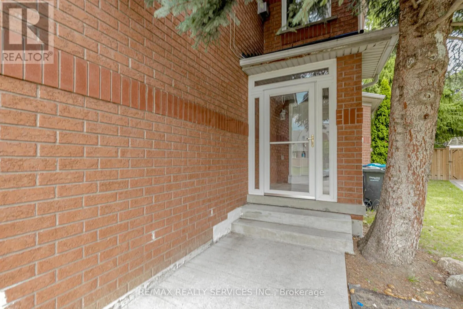 32 PRESSED BRICK DRIVE