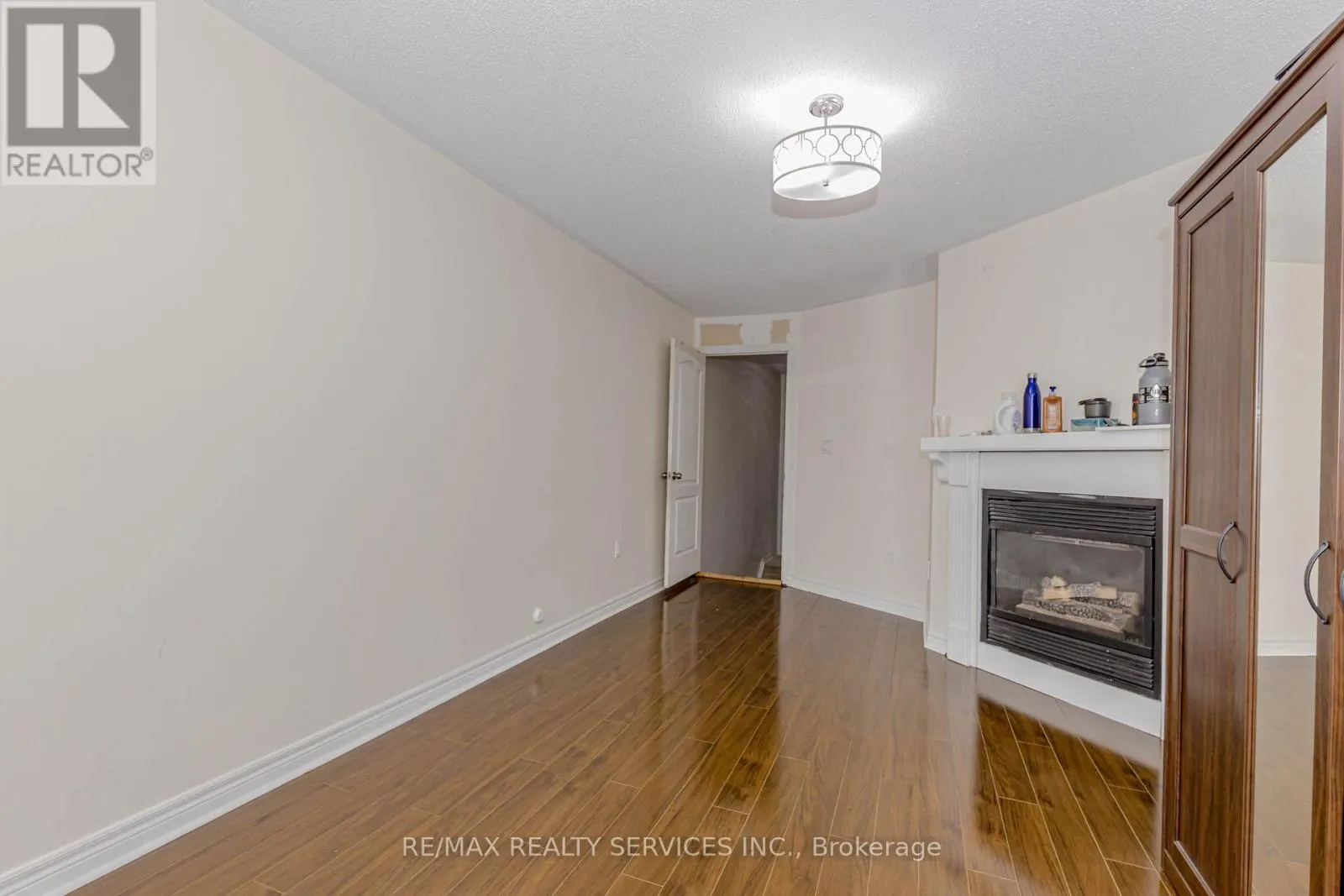 32 PRESSED BRICK DRIVE