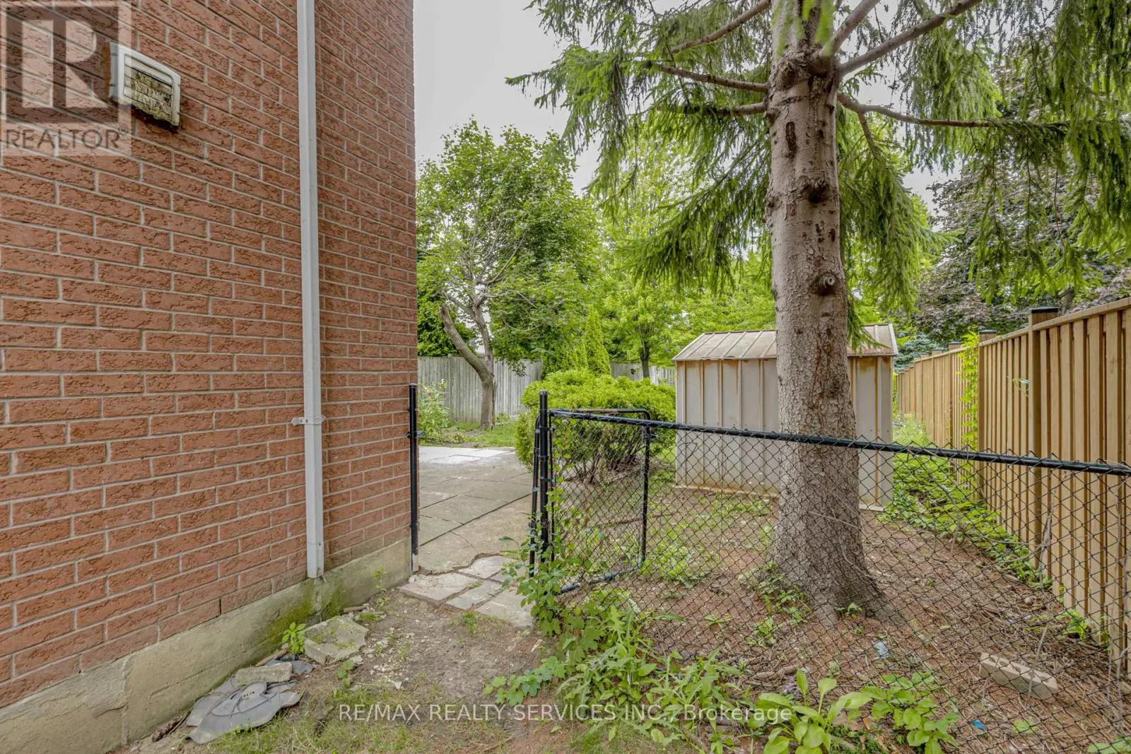 32 PRESSED BRICK DRIVE
