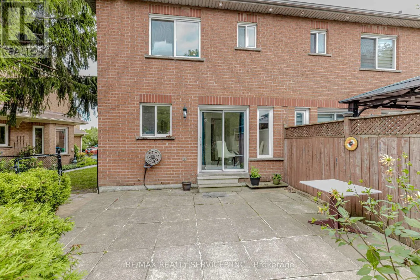 32 PRESSED BRICK DRIVE