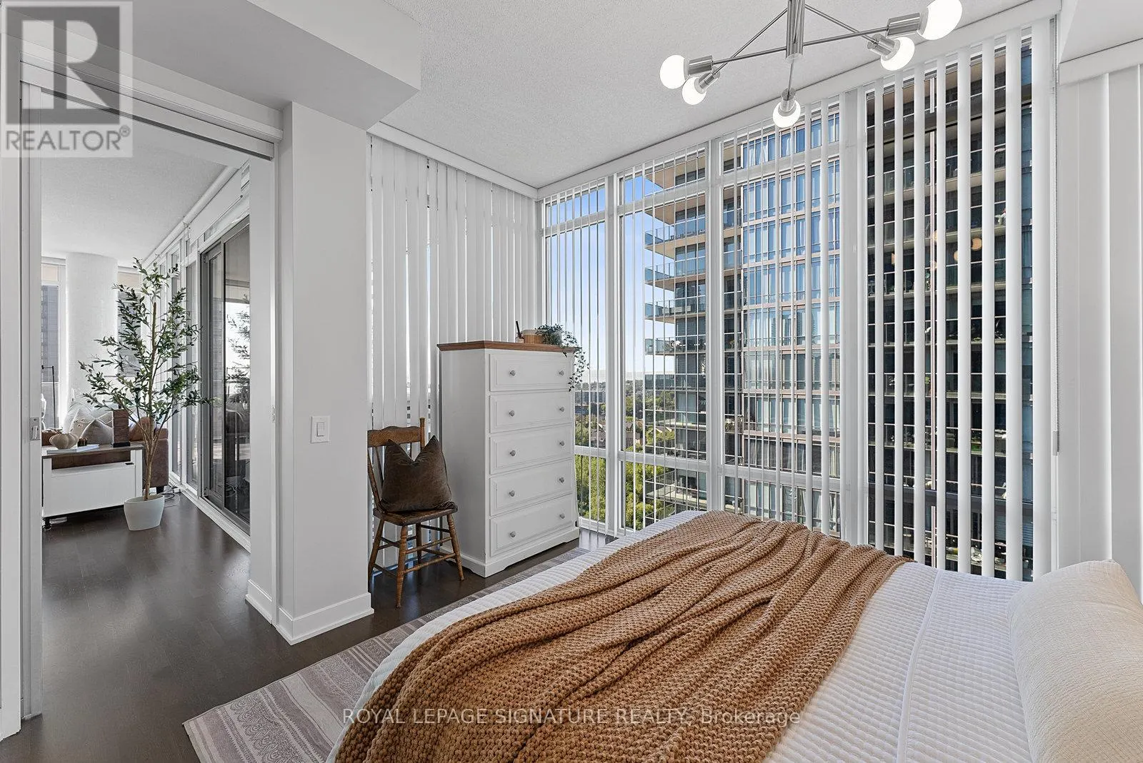 2005 - 90 PARK LAWN ROAD