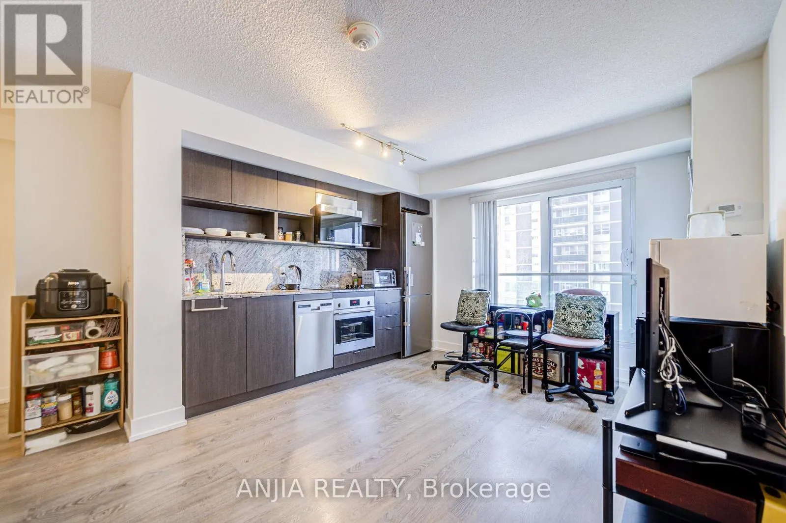 1526 - 9 MABELLE AVENUE