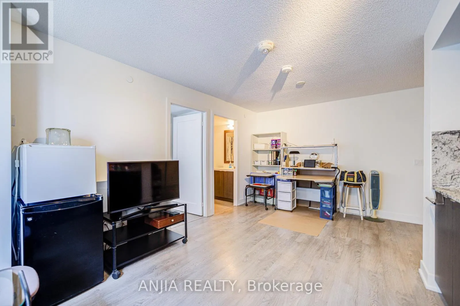 1526 - 9 MABELLE AVENUE