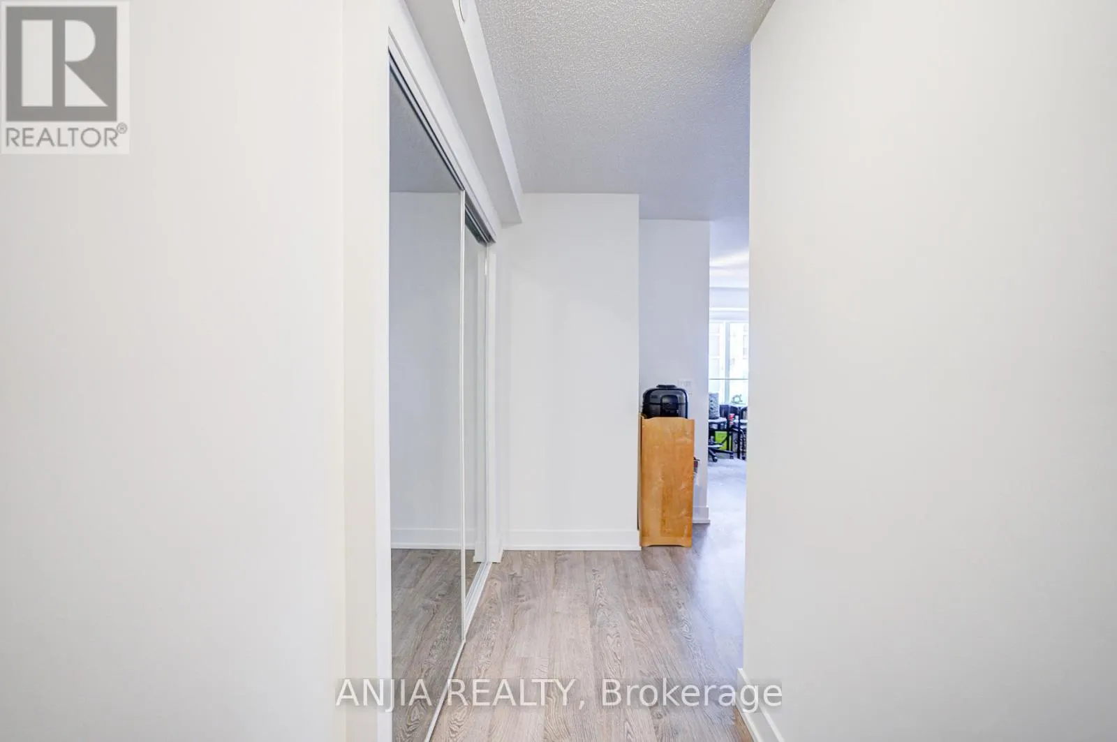 1526 - 9 MABELLE AVENUE
