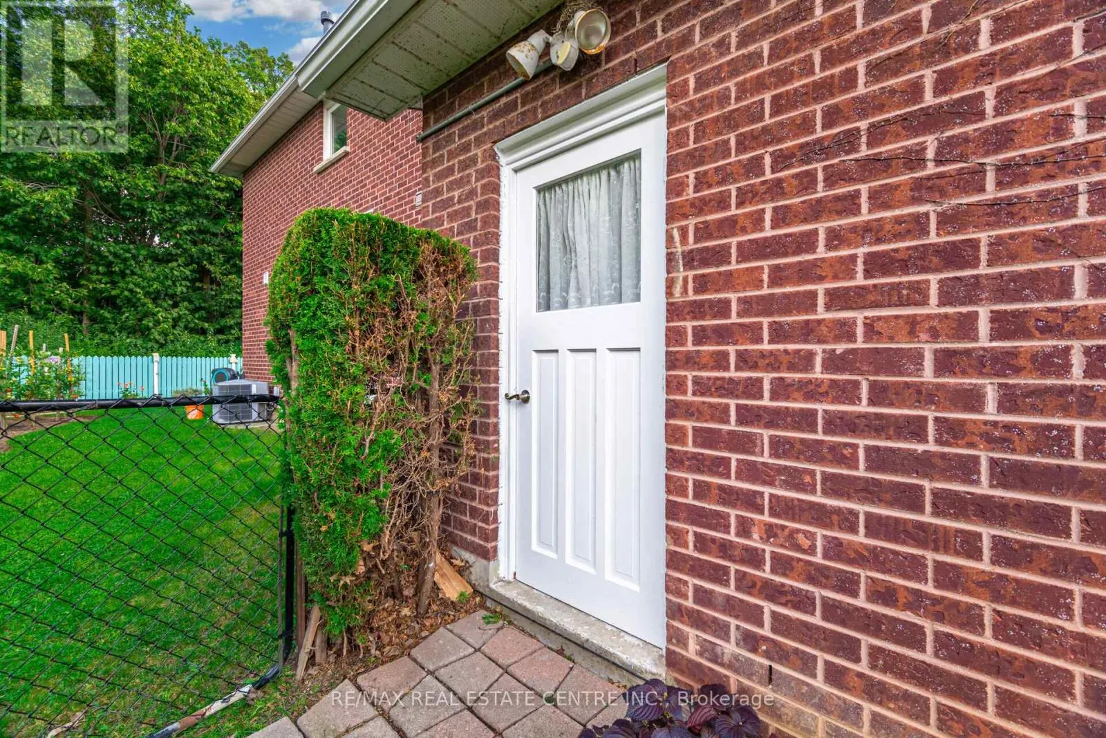 20 WOODBURY COURT