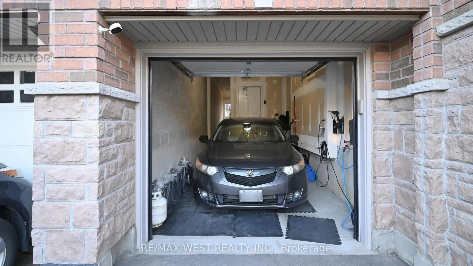 28 YELLOWKNIFE ROAD
