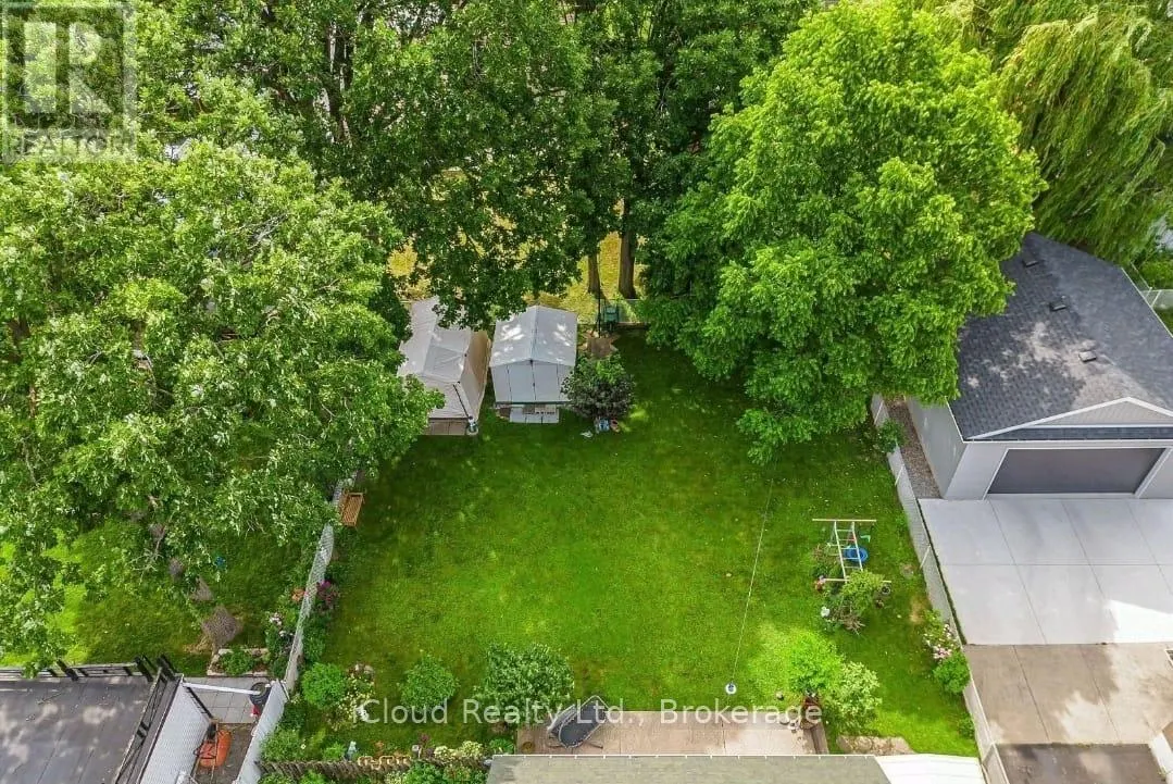 215 ELMWOOD CRESCENT