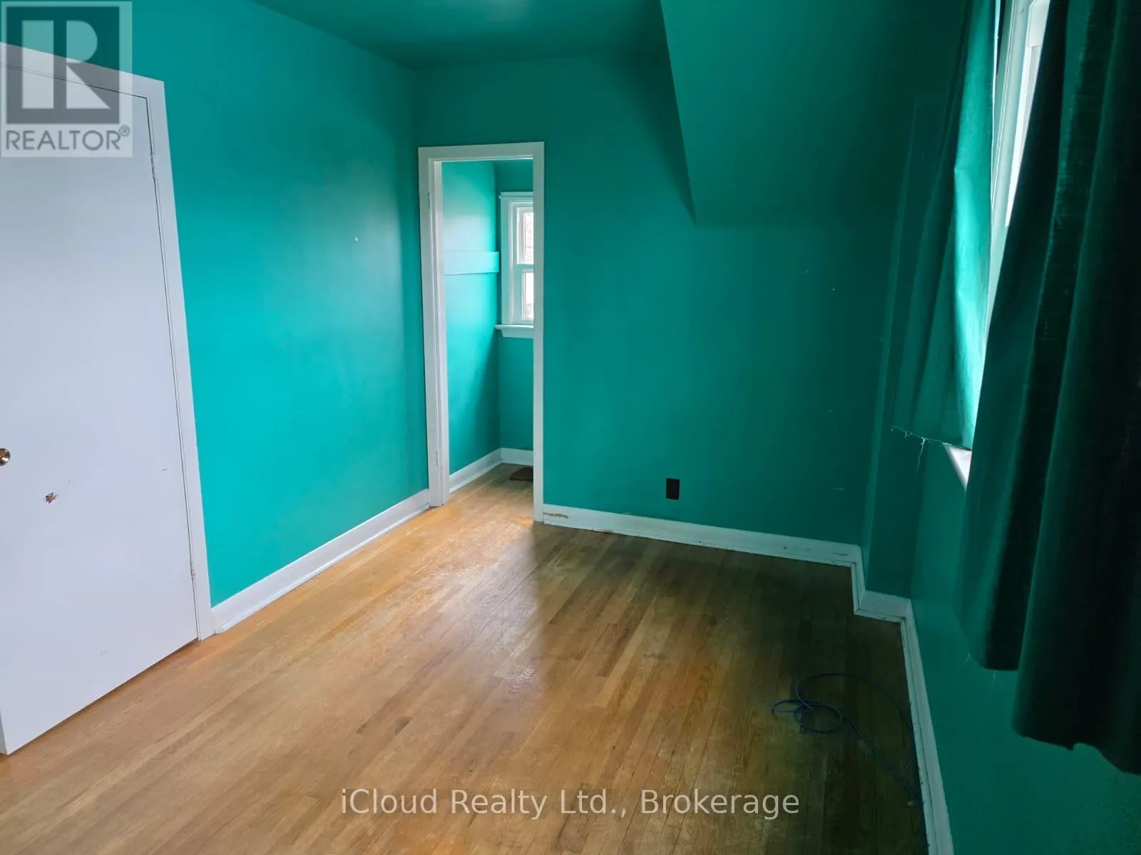 215 ELMWOOD CRESCENT