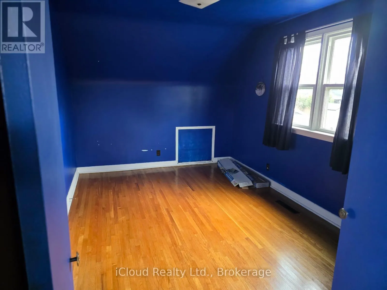 215 ELMWOOD CRESCENT