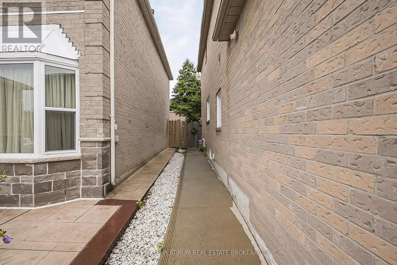 71 RAVENSWOOD DRIVE