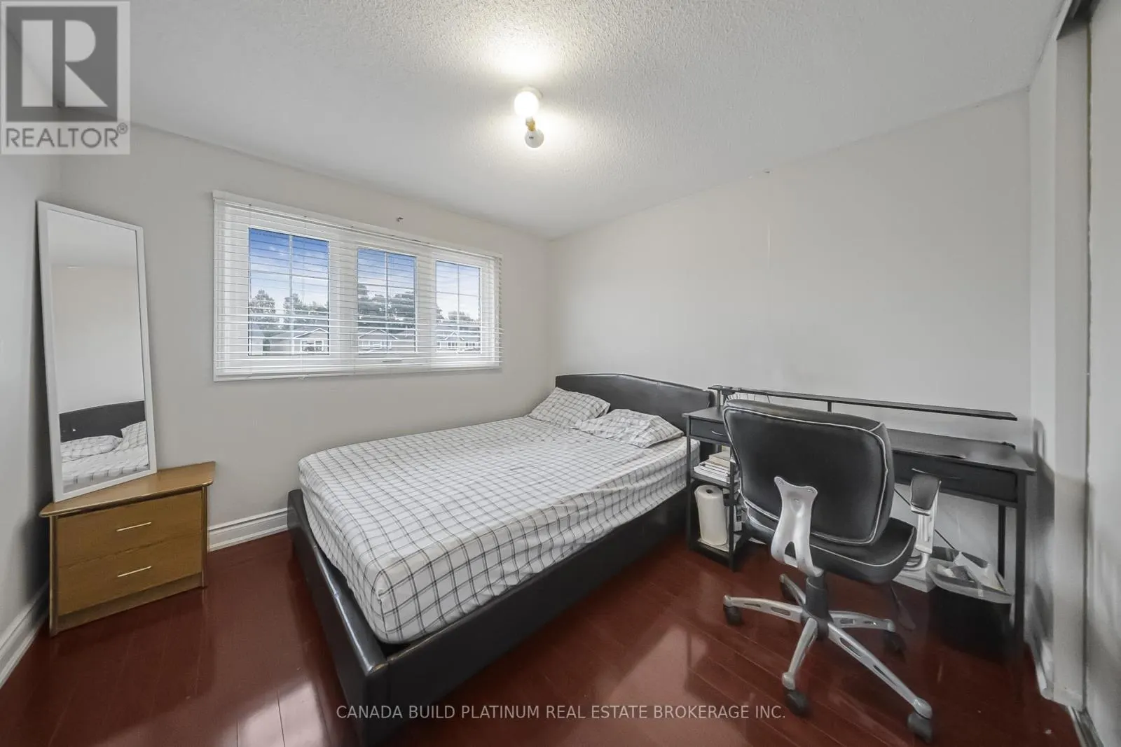 71 RAVENSWOOD DRIVE