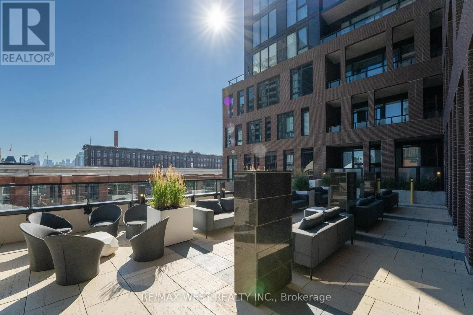 413 - 270 DUFFERIN STREET
