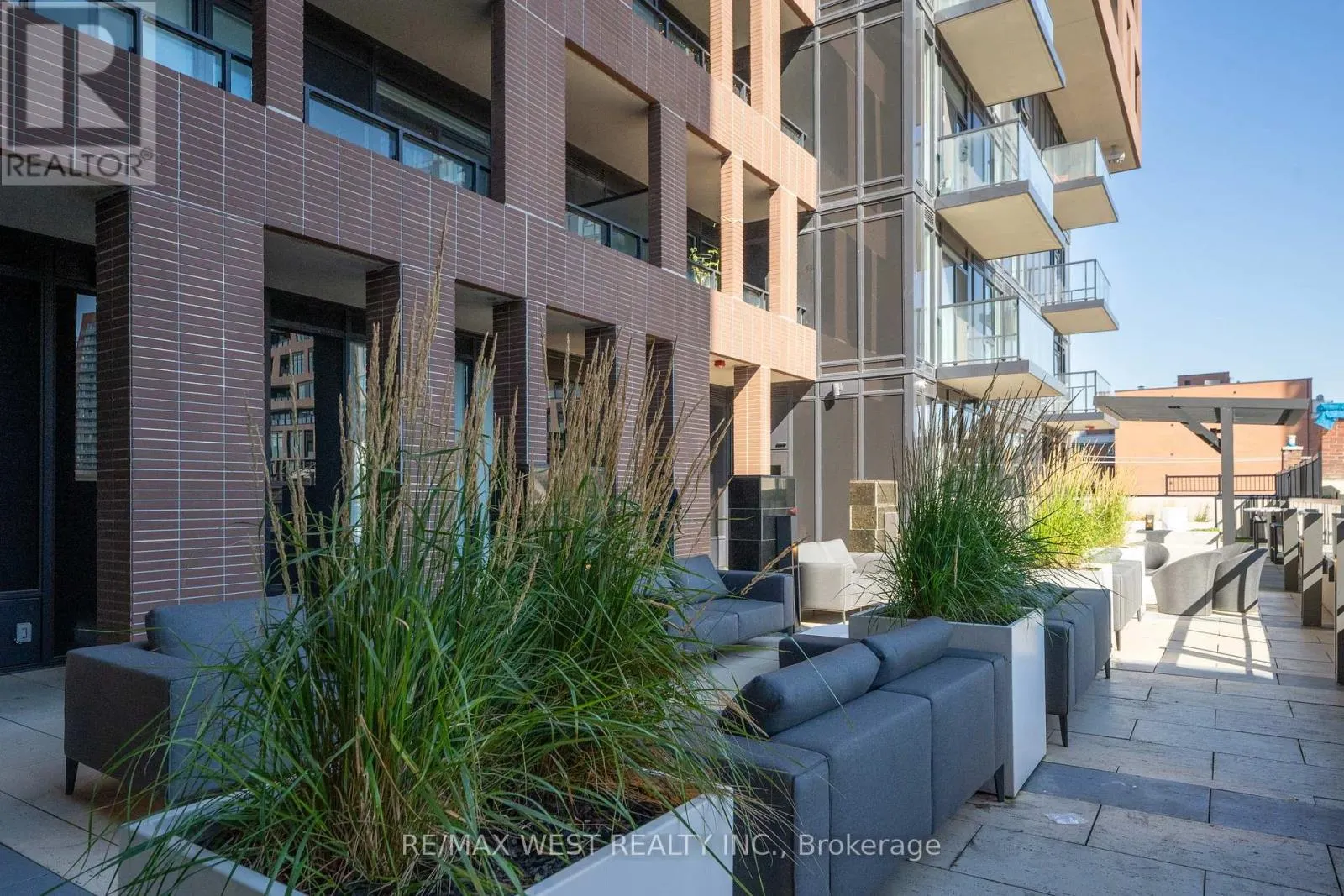 413 - 270 DUFFERIN STREET