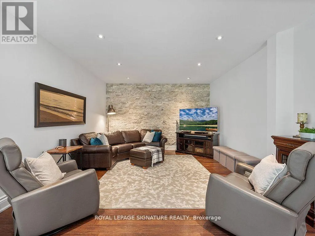 10 FOREST RIDGE CRESCENT