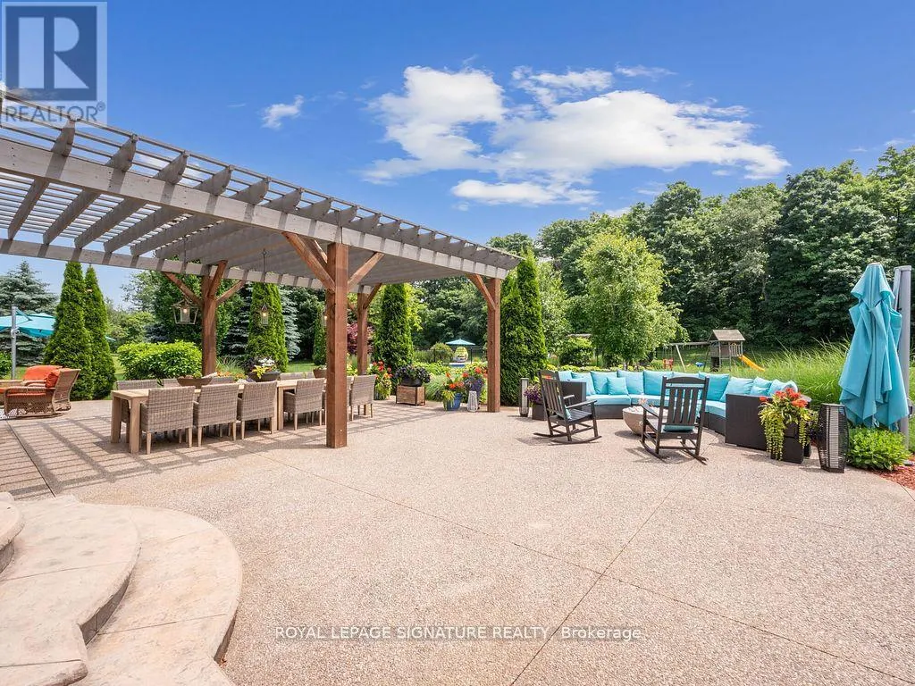 10 FOREST RIDGE CRESCENT
