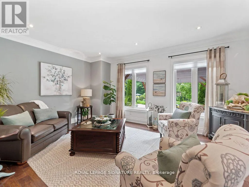 10 FOREST RIDGE CRESCENT