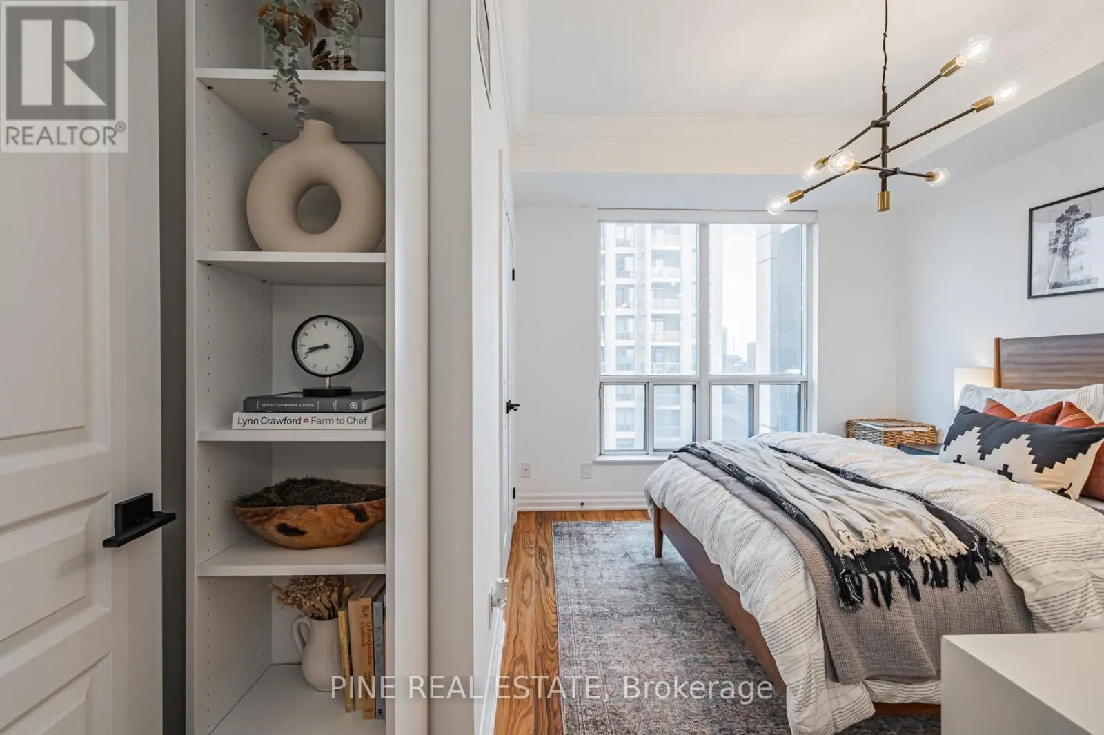 1112 - 2083 LAKE SHORE BOULEVARD W