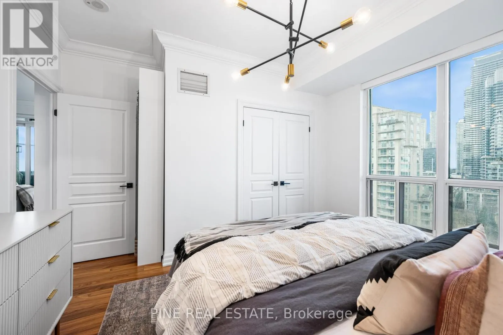 1112 - 2083 LAKE SHORE BOULEVARD W