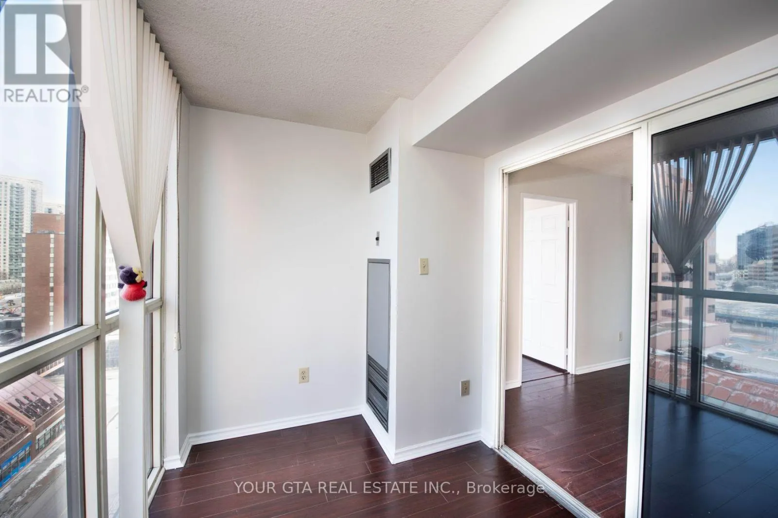 1006 - 265 ENFIELD PLACE