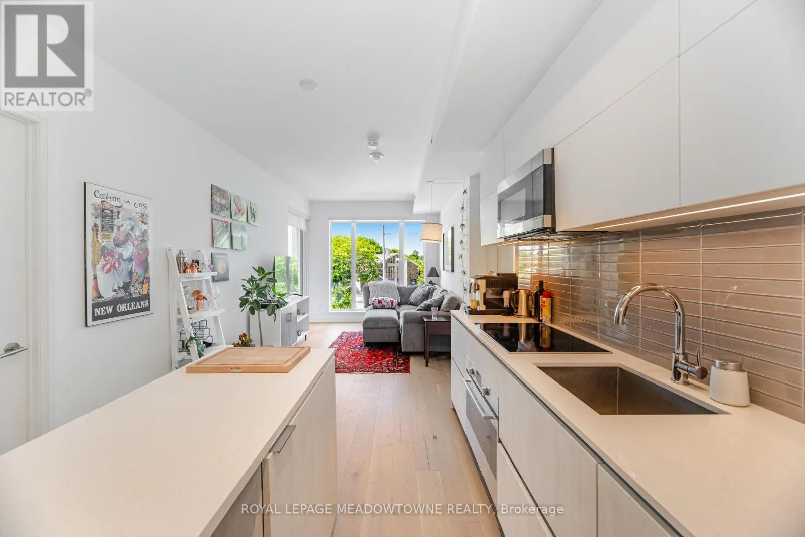307 - 21 PARK STREET E