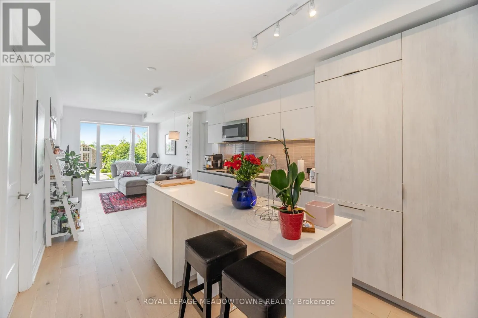 307 - 21 PARK STREET E
