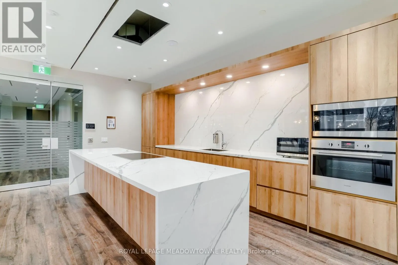 307 - 21 PARK STREET E