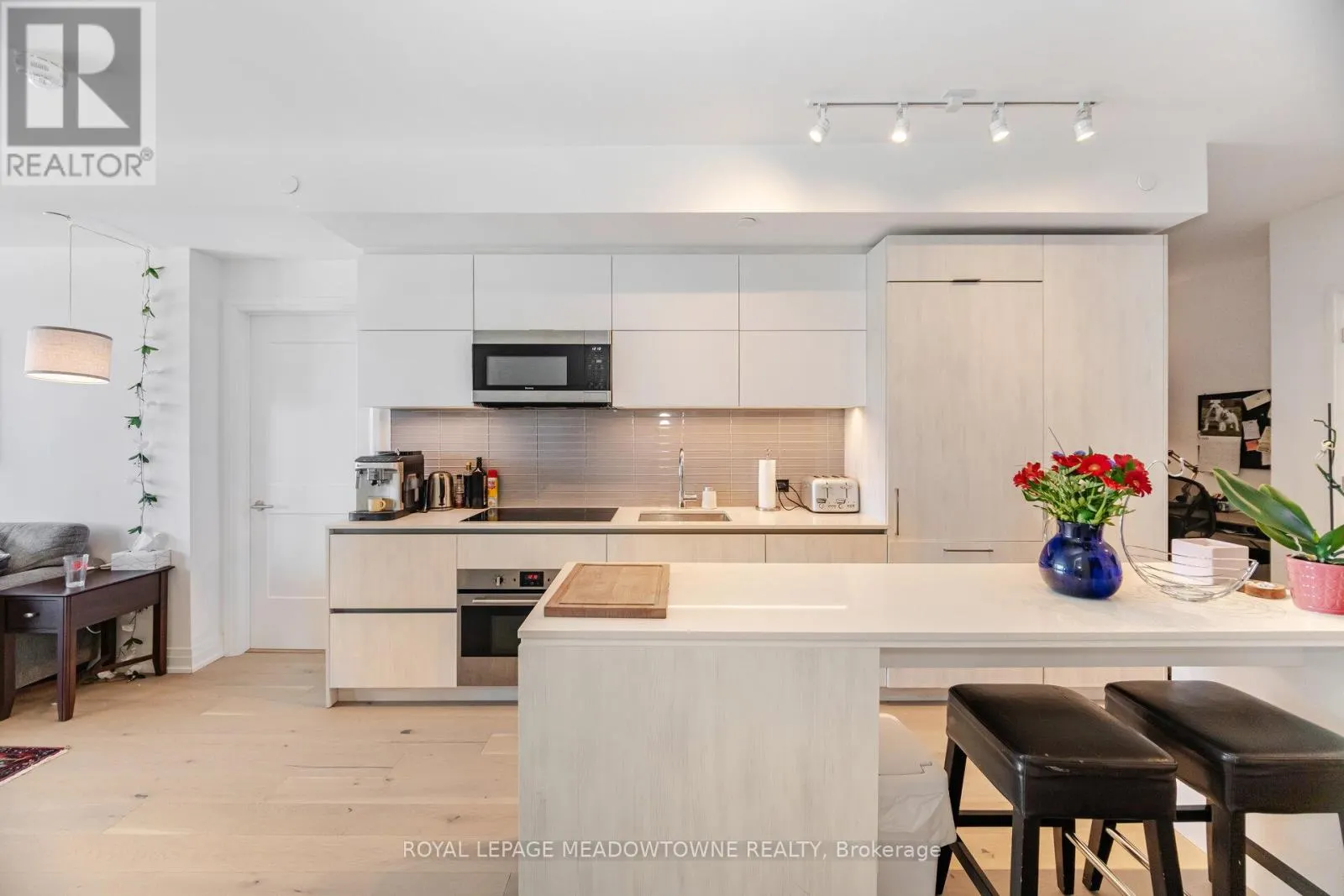 307 - 21 PARK STREET E