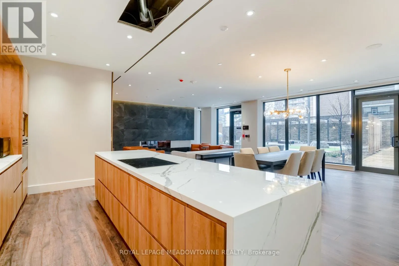 307 - 21 PARK STREET E