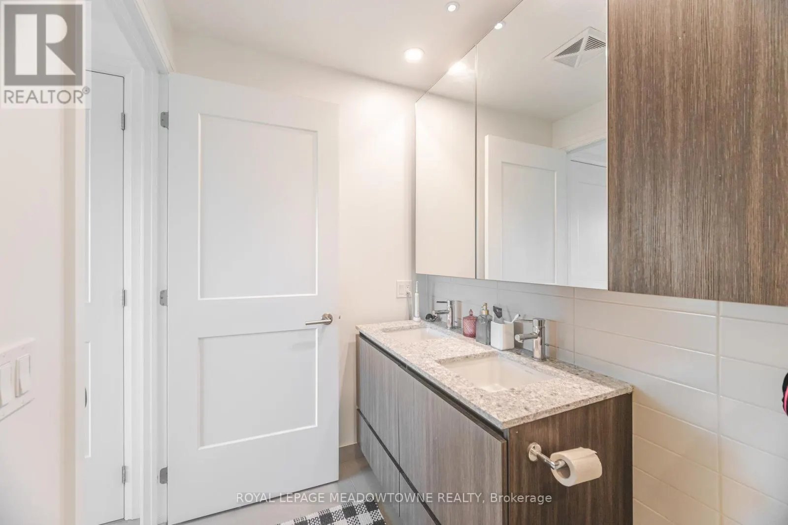 307 - 21 PARK STREET E