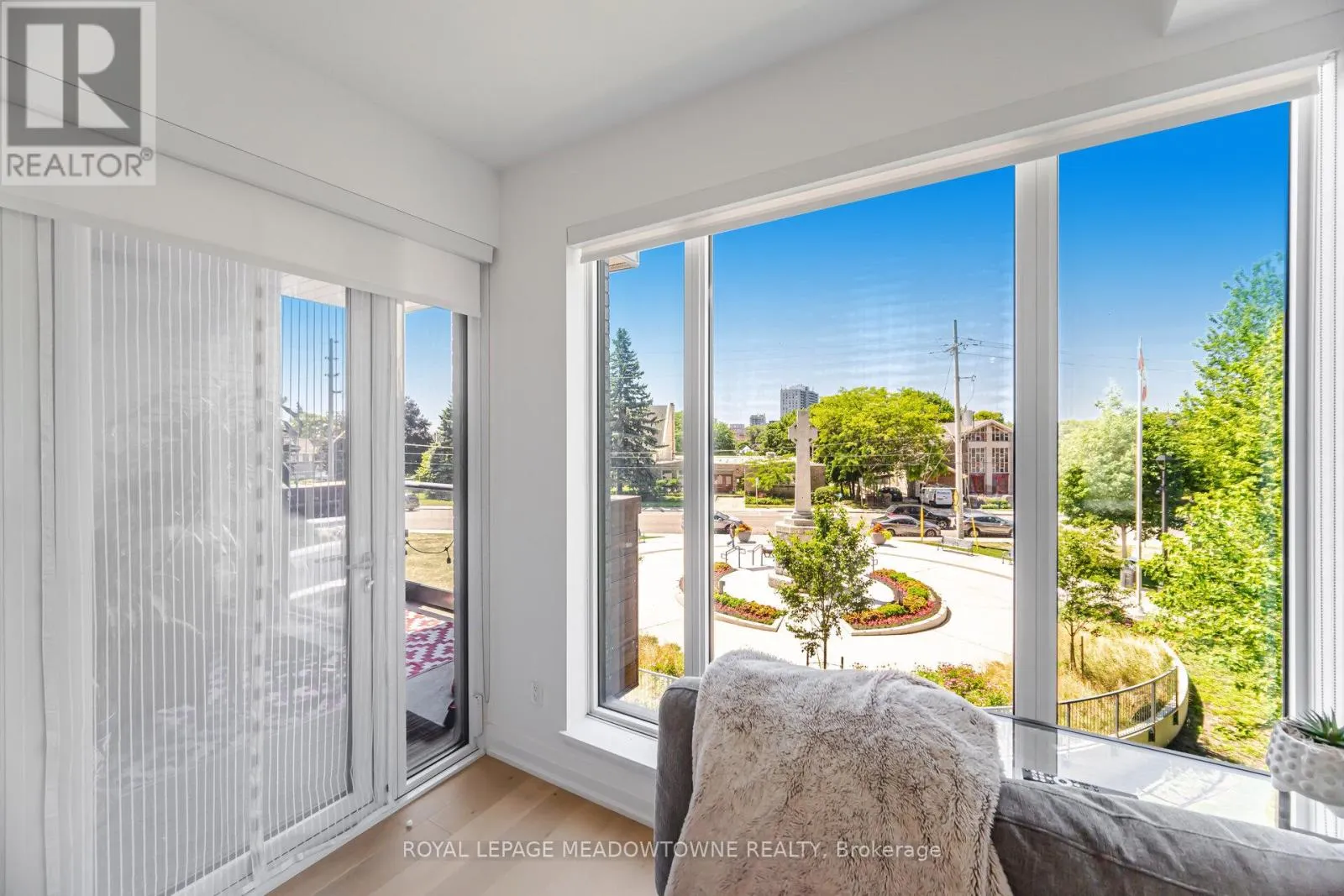 307 - 21 PARK STREET E