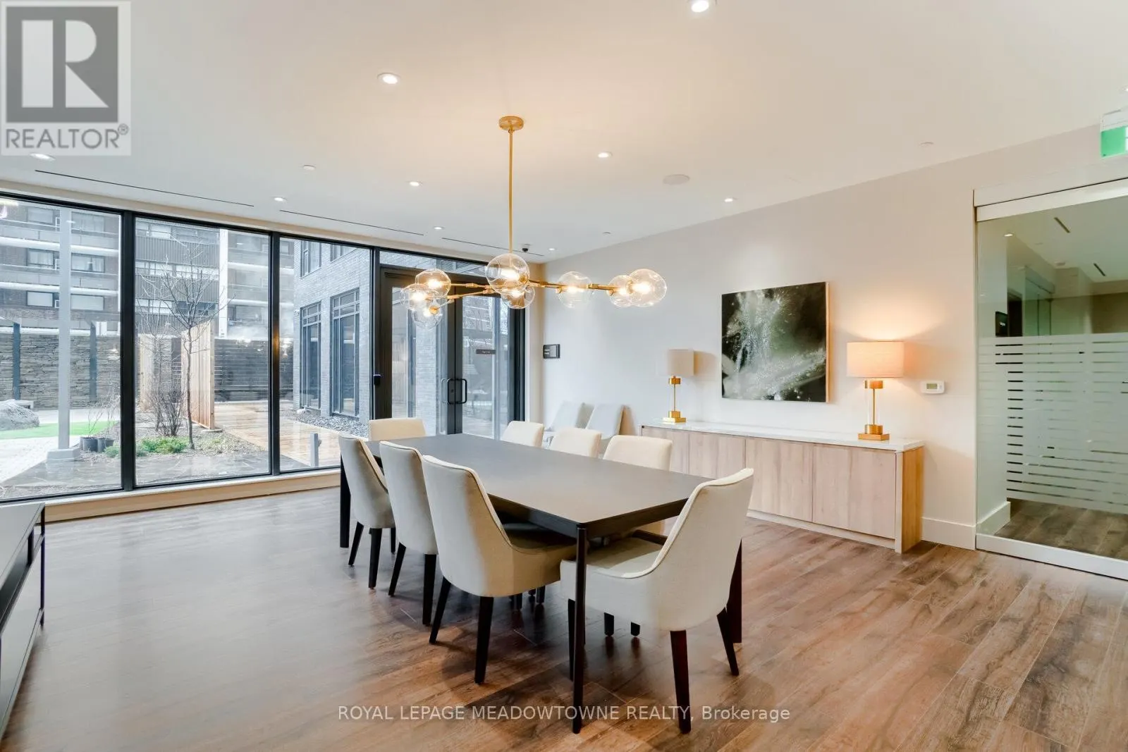 307 - 21 PARK STREET E