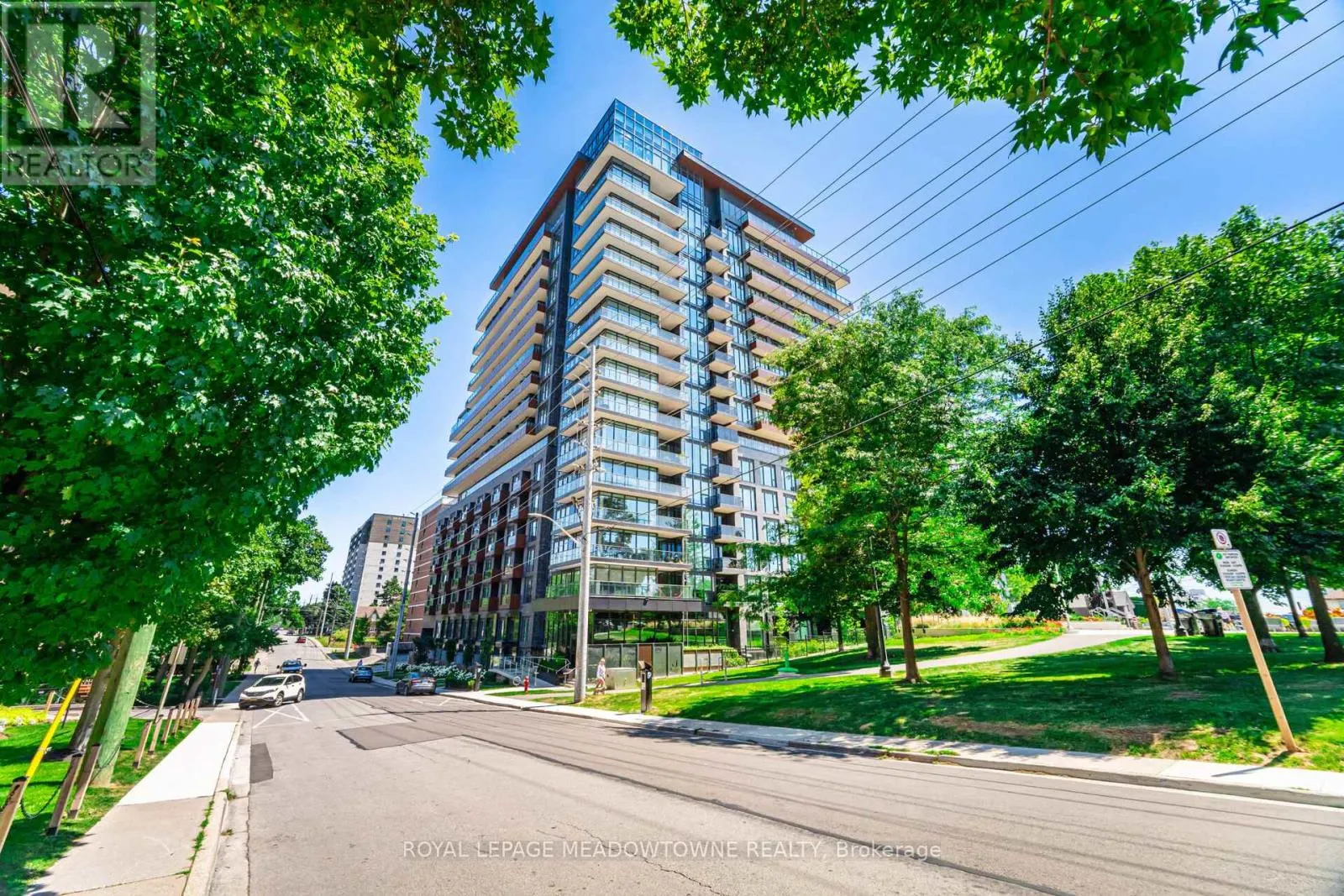 307 - 21 PARK STREET E